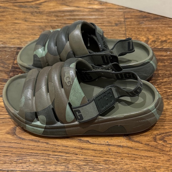 UGG Kids Green and Brown Camo Slippers (size 1) with removable straps - Picture 5 of 10